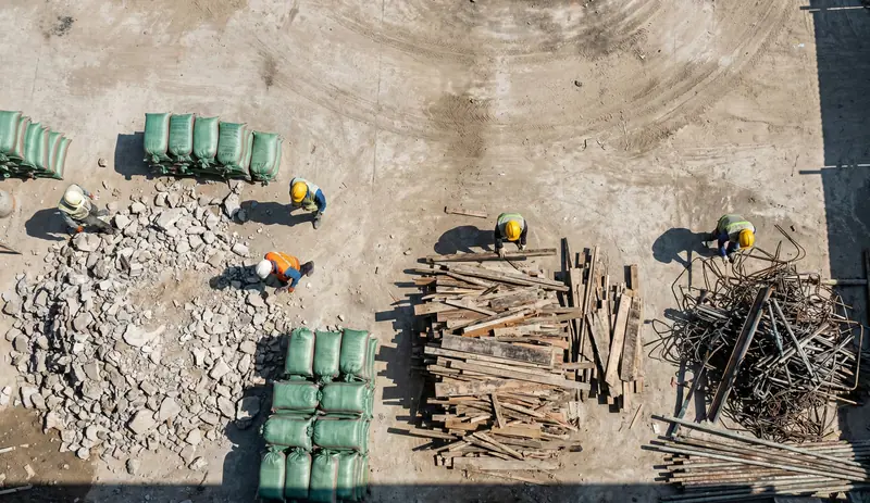 công nhân vệ sinh công trinh xây dựng